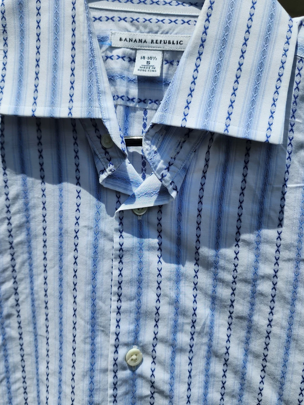Banana Republic Men's Small Blue Striped Button-Down Shirt. Size 14-14.5/ Small.
